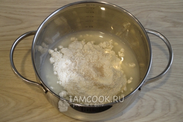 Всыпать в воду муку, сахар и дрожжи