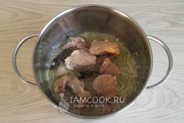 Положить тушенку