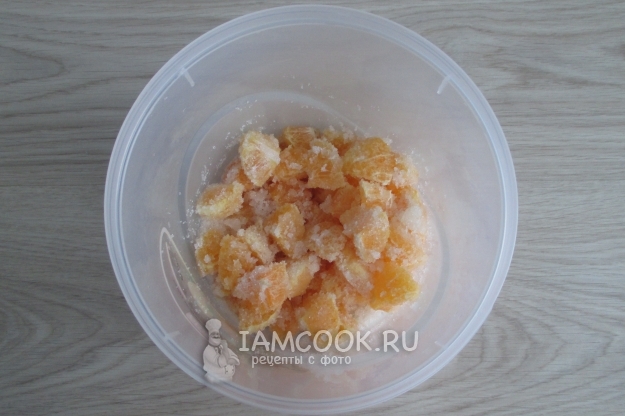Размешать мандарины с сахаром