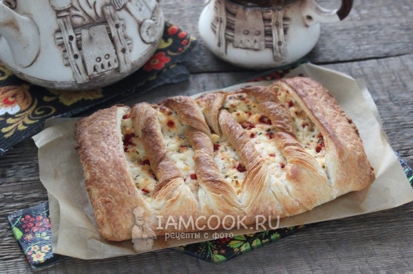 Рецепт пирога из слоёного теста с адыгейским сыром