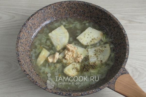 Добавить травы и арахис