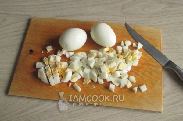 Порезать яйца