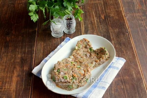 Выложить паштет в виде зайца