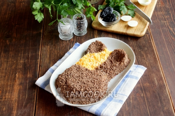 Посыпать стружкой из куриной печени