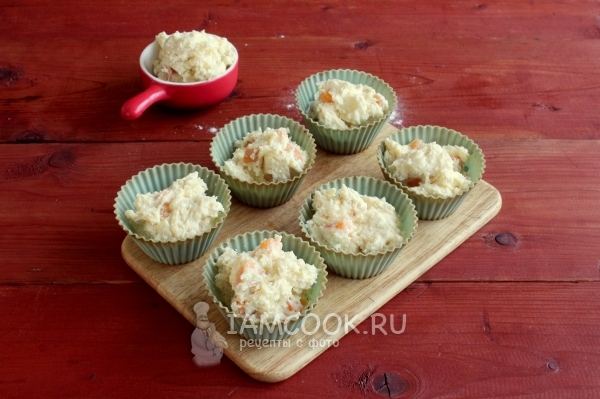 Разложить тесто по формочкам