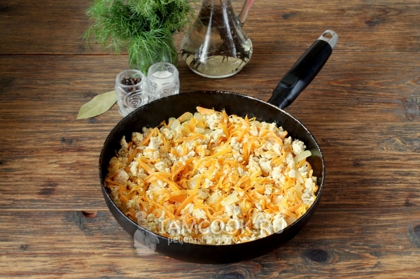 Обжарить фарш с овощами