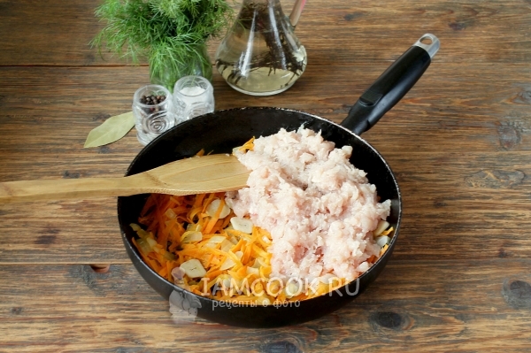 Положить фарш