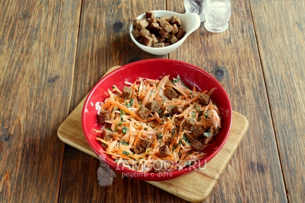 Положить сухарики