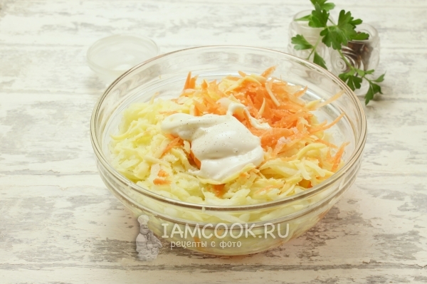 Добавить майонез, соль и перец