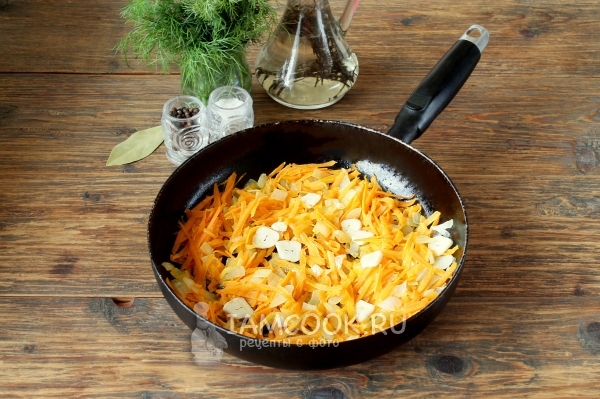 Обжарить морковь с луком и чесноком