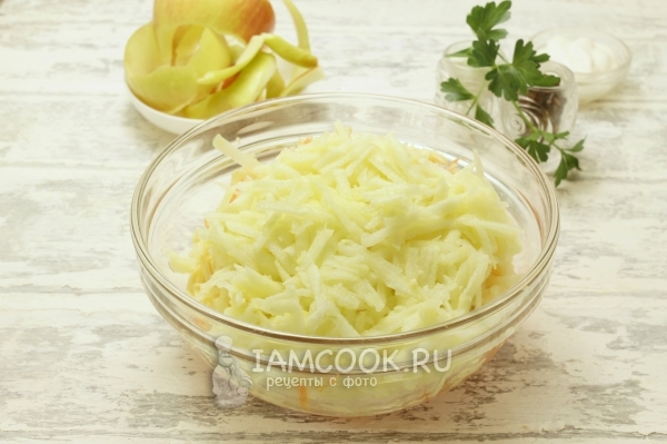 Натереть яблоки