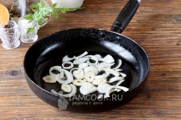 Обжарить лук