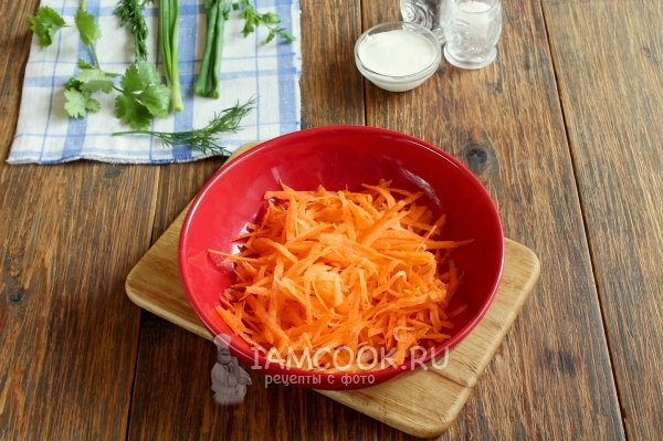 Натереть морковь