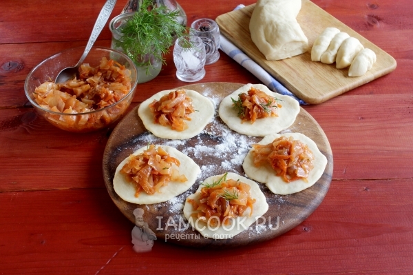 Положить на тесто начинку