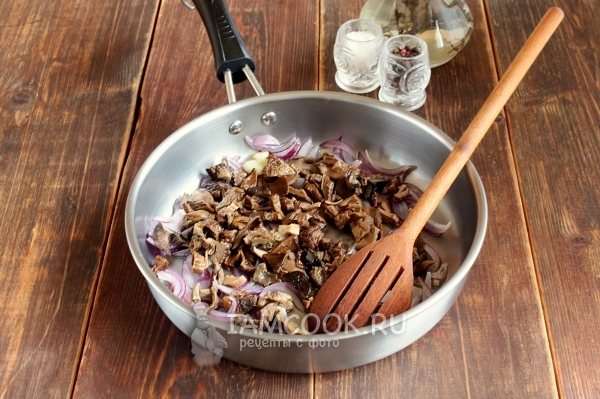 Положить к луку грибы