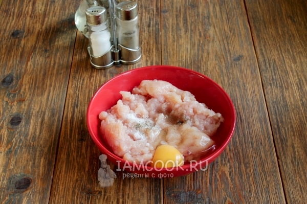 Приправляем фарш и соединяем с яйцом