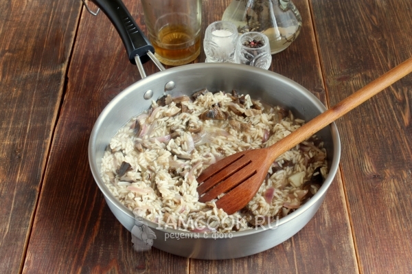 Потушить рис с грибами