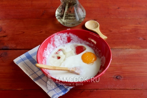 Добавить масло и яйцо