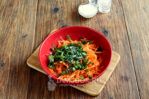 Положить зелень, соль и перец