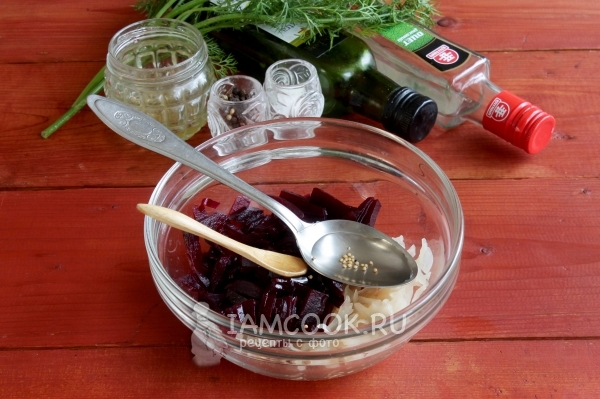 Добавить уксус, мед, горчицу и рассол