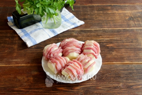 Уложить мясо в картофель