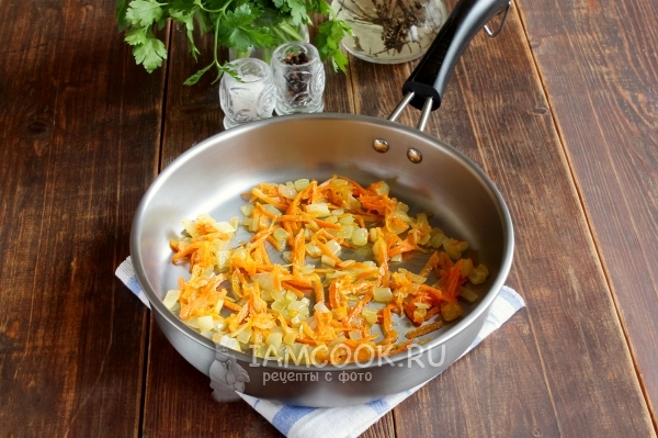 Обжарить лук с морковью