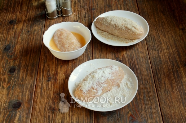 Формируем и панируем котлеты