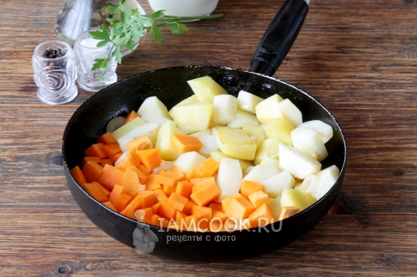 Положить картофель и тыкву