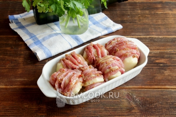 Выложить картофель в форму