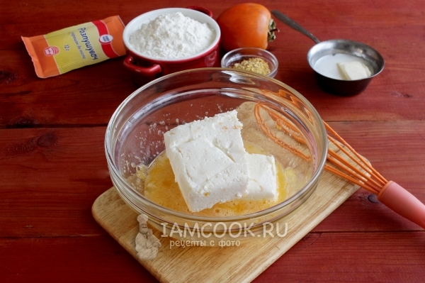 Положить творог