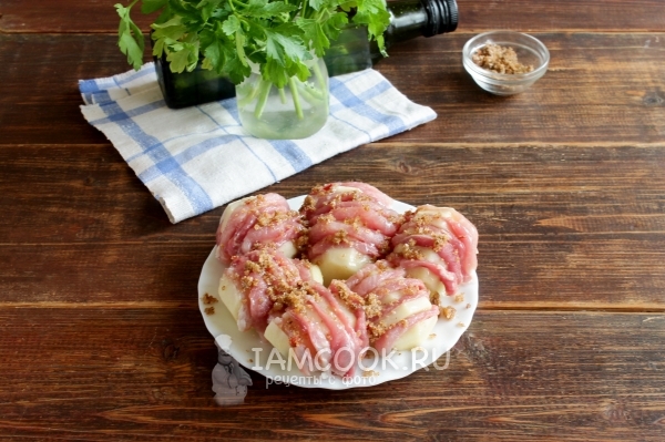 Смазать картофель с мясом ароматной смесью