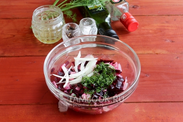 Добавить лук и укроп