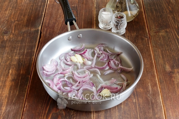 Обжарить лук