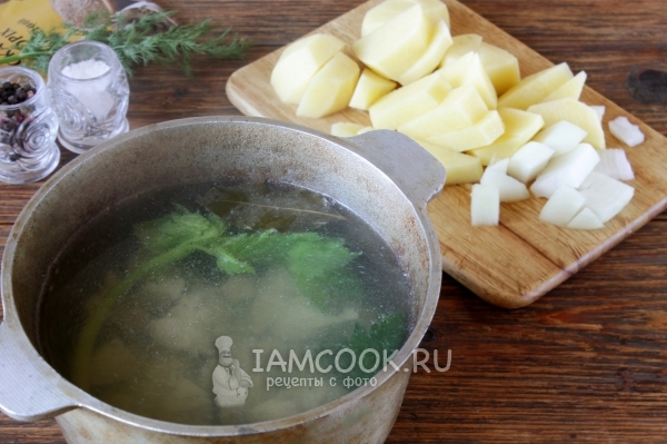 Порезать лук и картофель