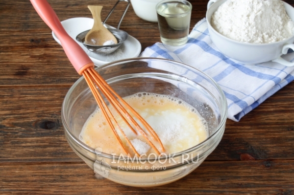 Взбить кефир с яйцами