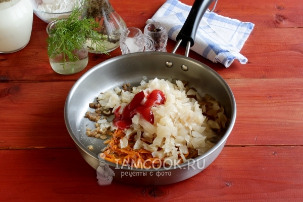 Добавить капусту и соус