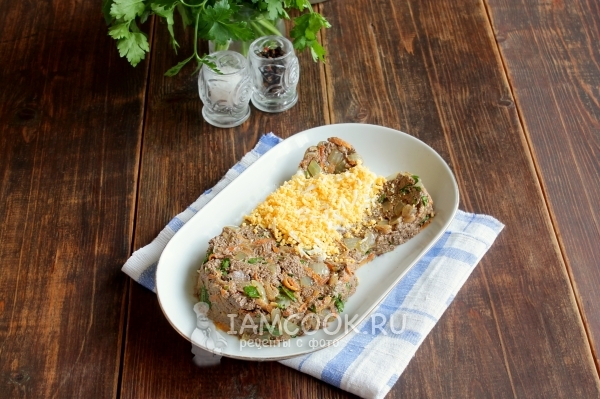 Посыпать тертым яйцом