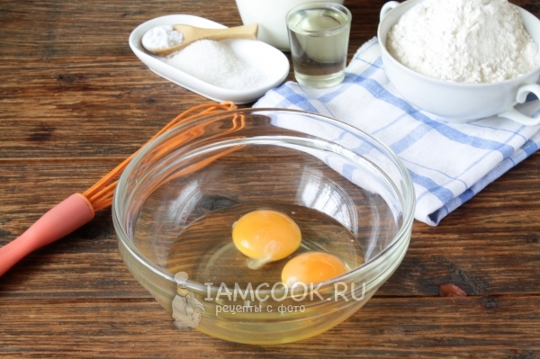 Вбить в миску яйца