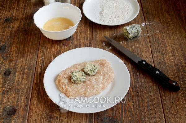 На фарш выкладываем кусочки масла