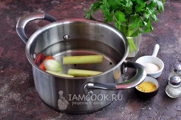 Положить в воду овощи