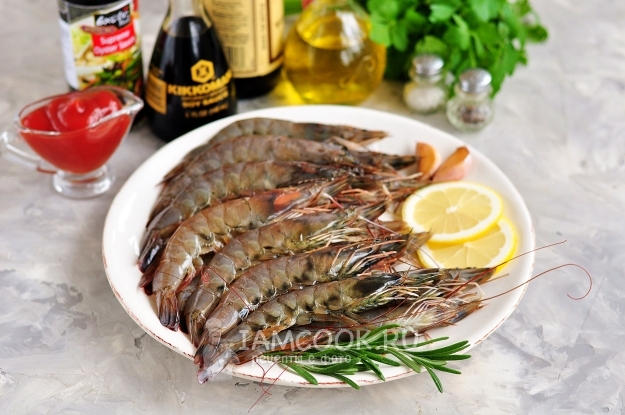 Ингредиенты для тигровых креветок, жаренных в томатном соусе