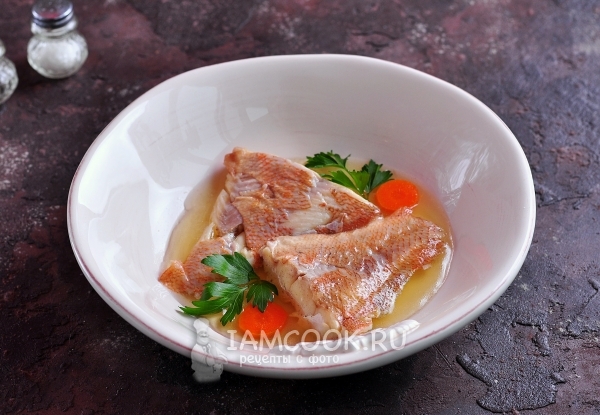 Положить рыбу в бульон