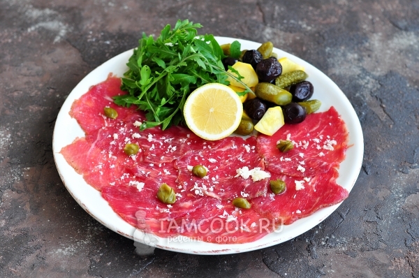 Добавить сыр, каперсы и лимон