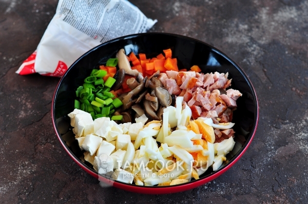 Смешиваем все компоненты салата