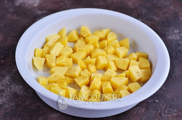 Посыпать картофель солью и перцем
