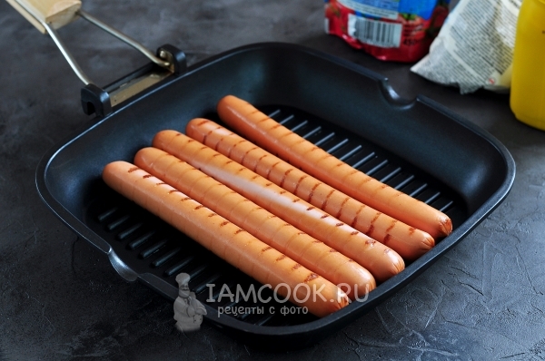 Обжарить сосиски