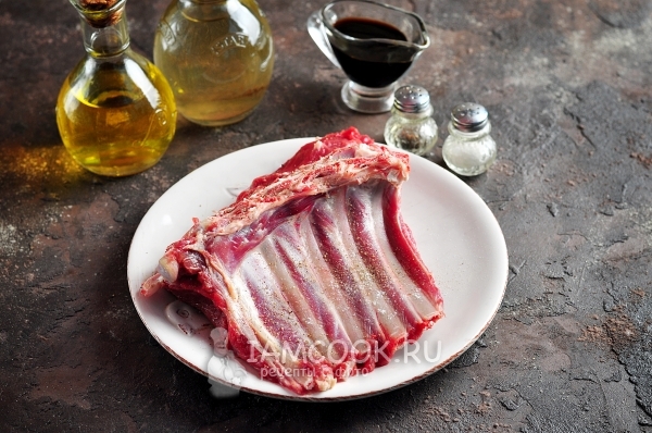 Посолить и поперчить баранью корейку