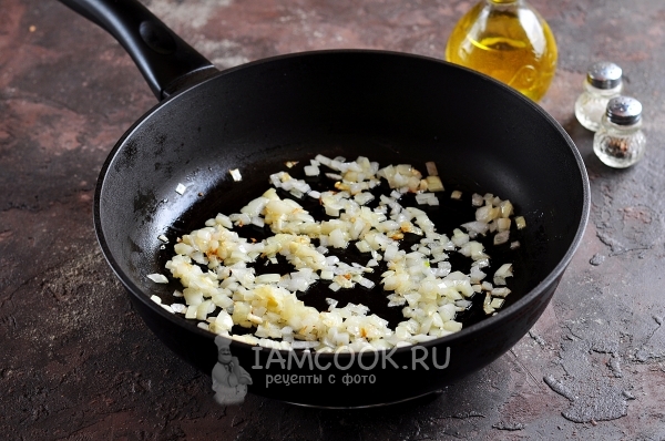 Обжариваем лук
