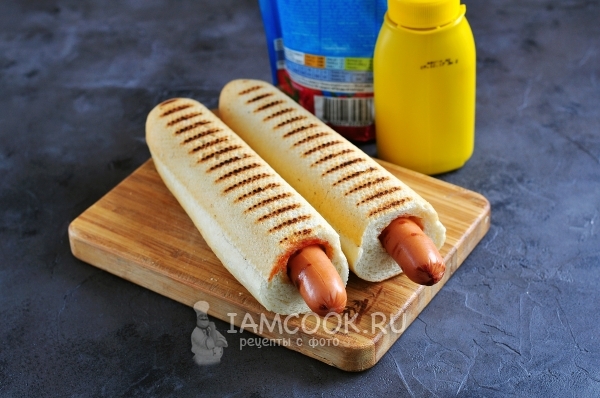 Положить в булочку сосиску