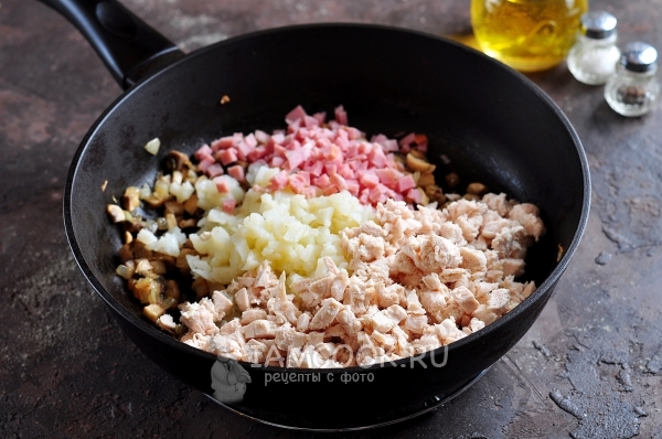 Добавляем в сковороду картошку и мясо